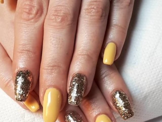 Żółty manicure z kryształkami lub brokatem