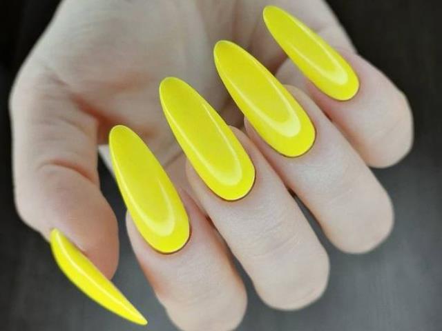 Żółty lakier do paznokci