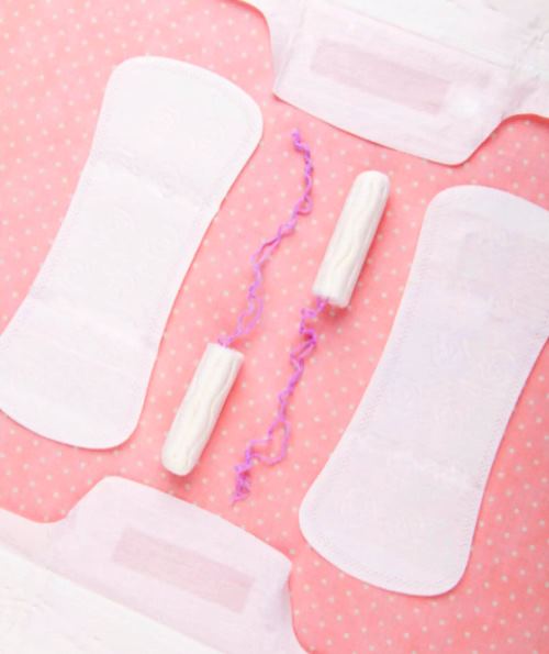 Tampony, podpaski, kubeczki menstruacyjne – co używać w te dni?